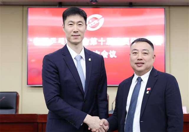 因此年底的, 他为了混双